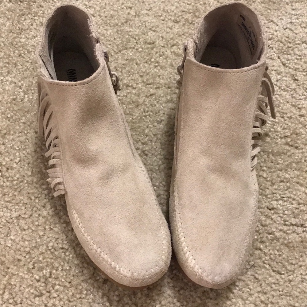 Minnetonka lacy fringe boots sz 8